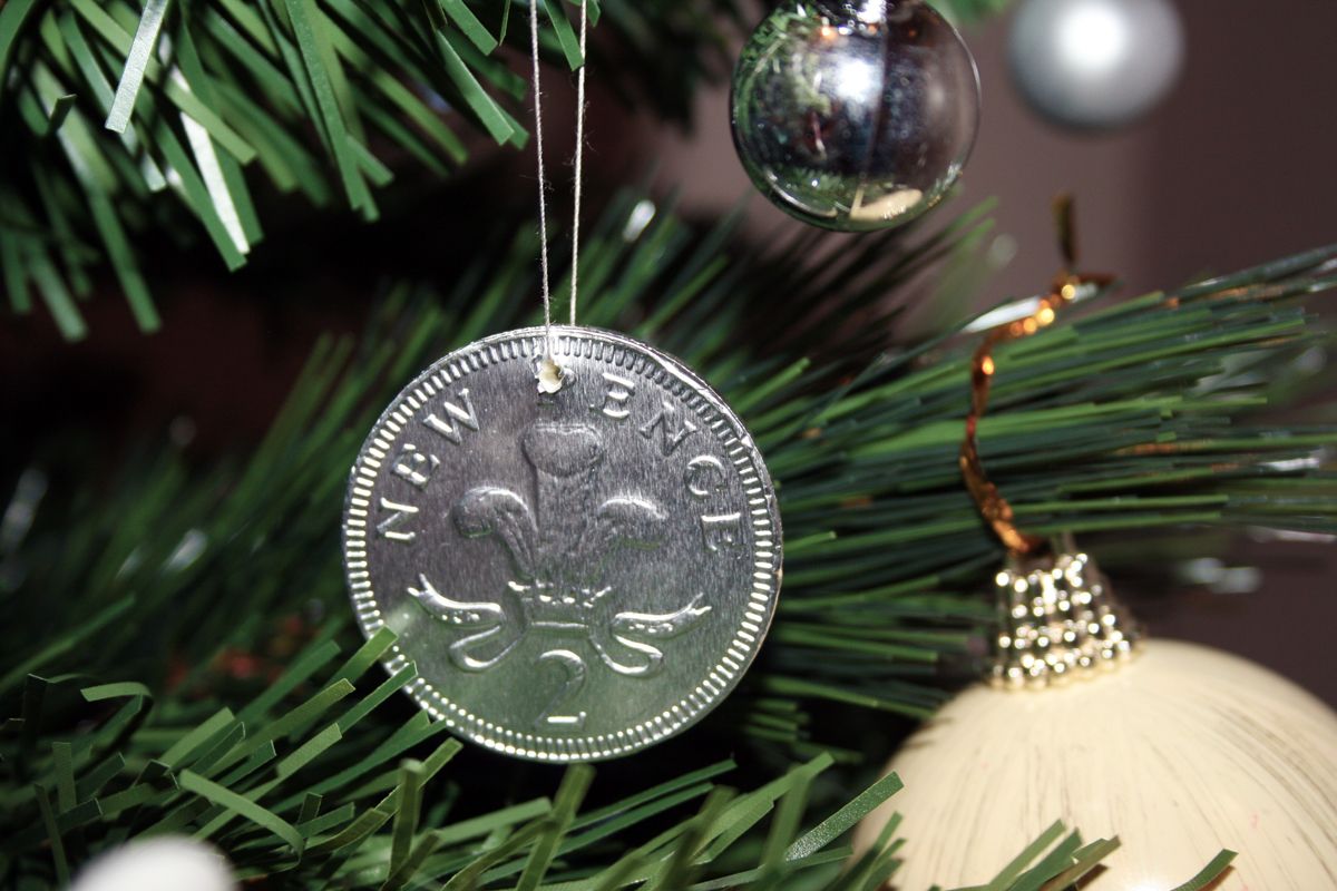 De ce este bine sa pui o moneda in bradul de Craciun