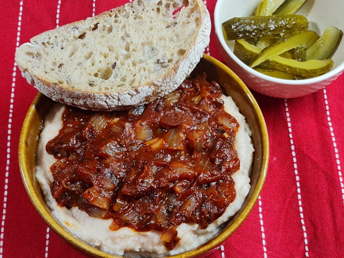 Fasole bătută cu ceapă călită