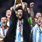 Ce semnificație are mantia cu care Messi a fost îmbrăcat de emirul Qatarului