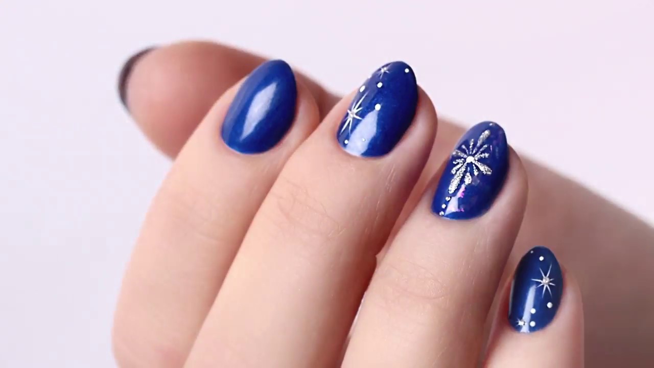 Modele unghii de Revelion 2023 fulgi de nea