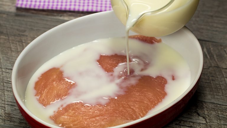 De ce să pui carnea de pui în lapte câteva minute înainte de preparare. Trucul e genial, numai așa o vei prepara