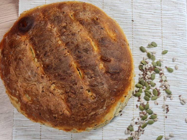Pâine de casă pufoasă cu semințe de in. Secretul pentru a obține coaja crocantă și miezul pufos