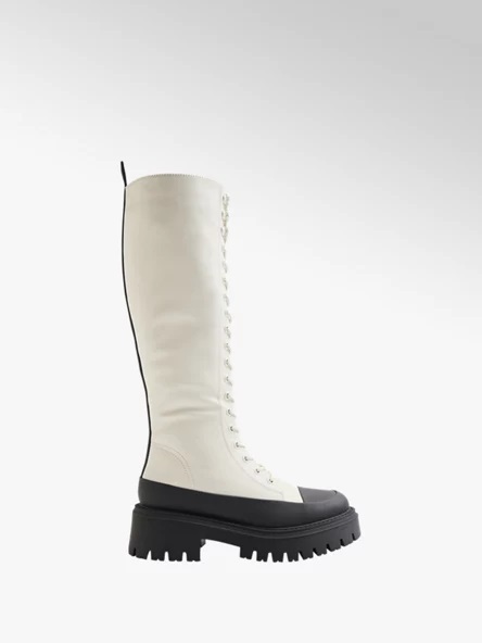 Produsele care sunt la mare cautare in aceasta perioada in magazinele de incaltaminte