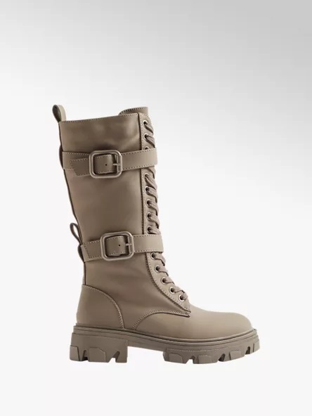 Produsele care sunt la mare cautare in aceasta perioada in magazinele de incaltaminte