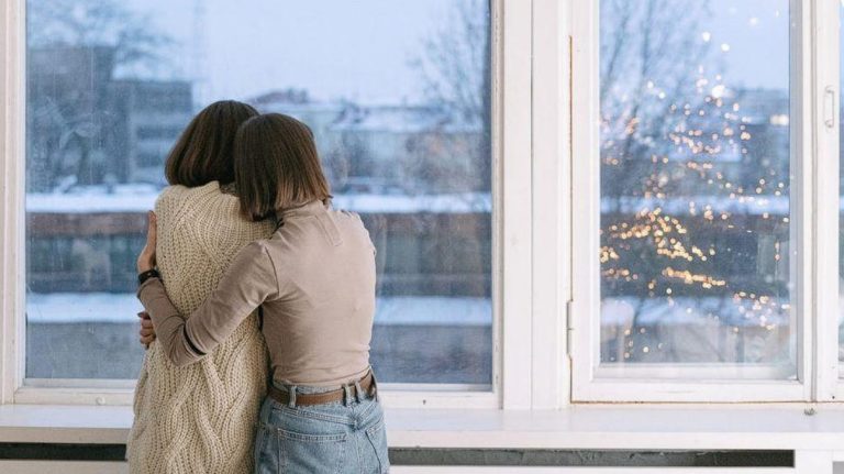 Ce trebuie să pui la toate ferestrele din casă pentru evita pierderile de căldură. Gestul simplu care îți salvează banii din portofel