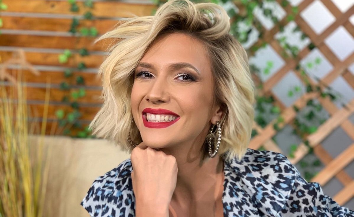 Ce studii are Adela Popescu