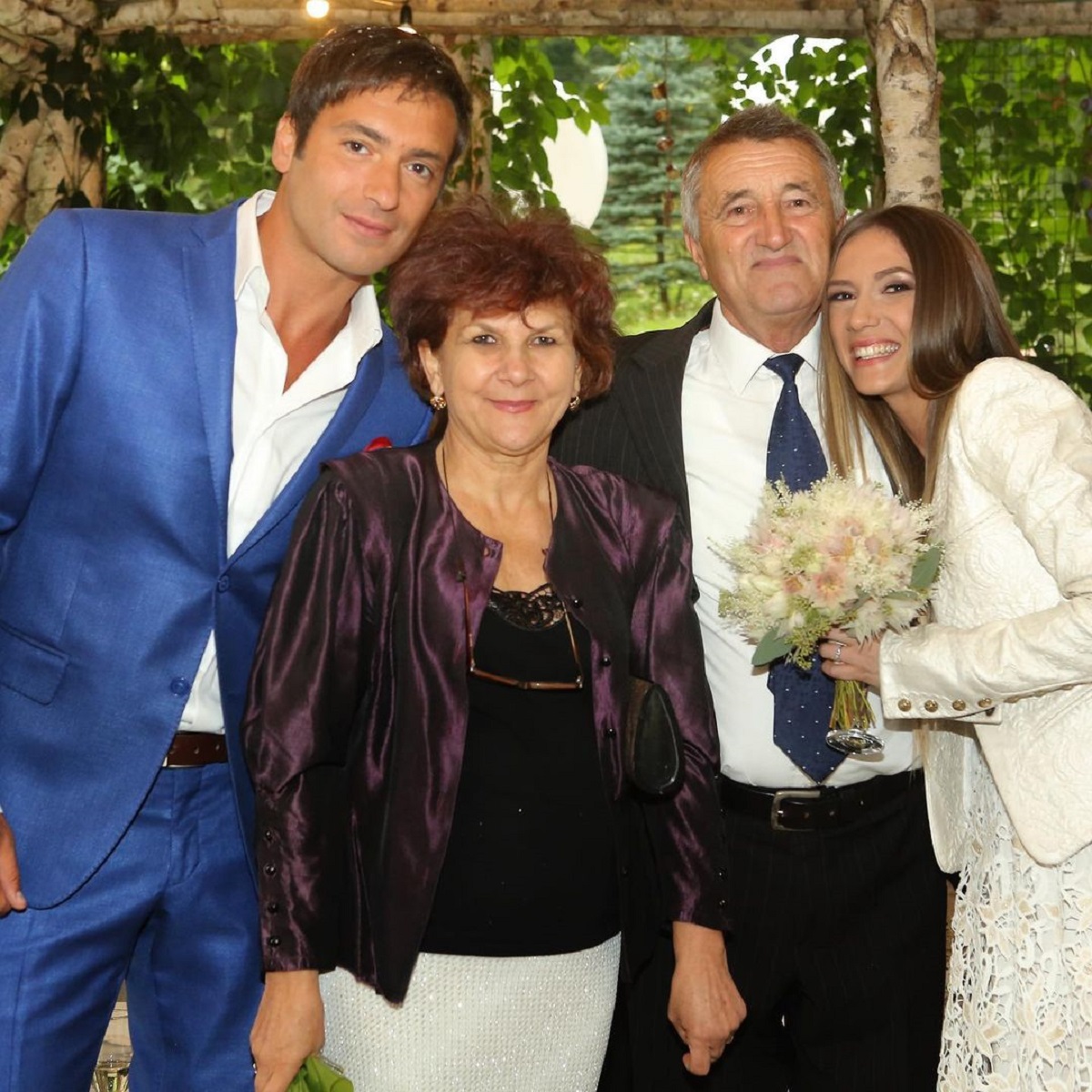 Adela Popescu imagine de colecție alături de părinții ei