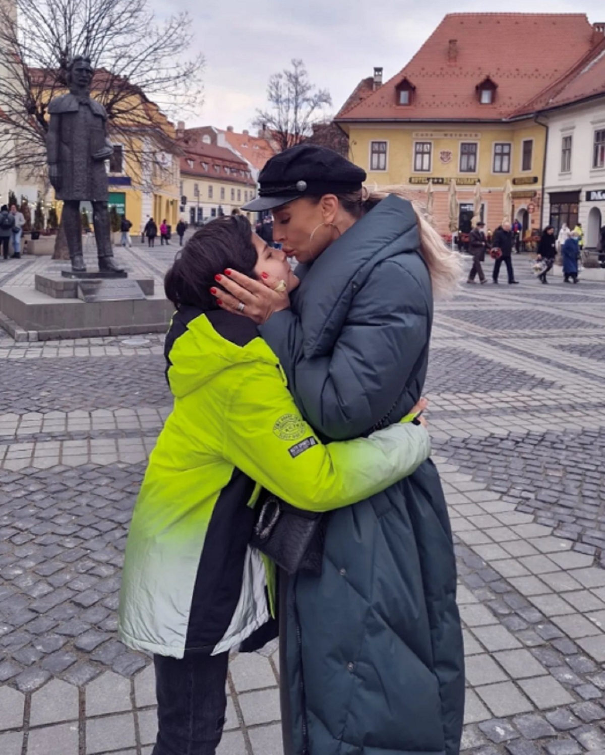 Adina Halas și fiul ei