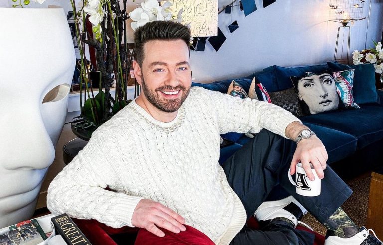 De ce nu se pune fond de ten gros pe față. Make-up artistul Alexandru Abagiu spune ce e bine să folosim, de fapt VIDEO EXCLUSIV