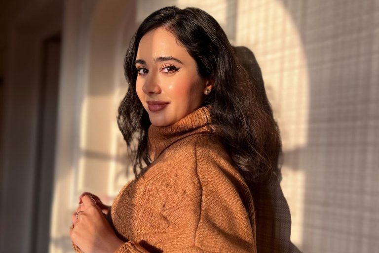 Azaleea Necula îmbracă hainele mamei sale: “A revenit moda”. Ce face cu piesele pe care nu le mai vrea: “Nu am ce haine să port de 10 ori” VIDEO EXCLUSIV