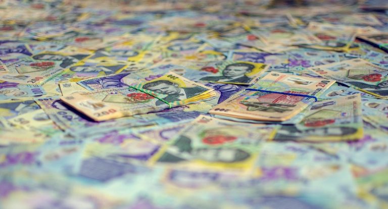 Bancnotele pe care ar trebui să le pui sub fața de masă de Revelion. Atrag bogăția