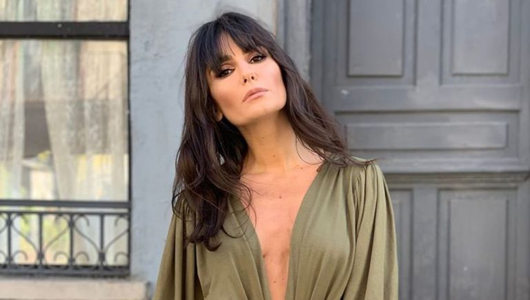 Dana Budeanu, ipostază inedită. Cu ce ținută îndrăzneață a apărut lângă bradul de Crăciun, imaginea provocatoare