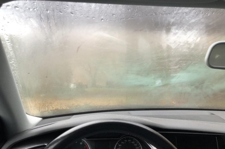 Cum dezaburești şi dezgheţi geamul mașinii foarte repede. Metoda simplă pe care trebuie să o știe șoferii