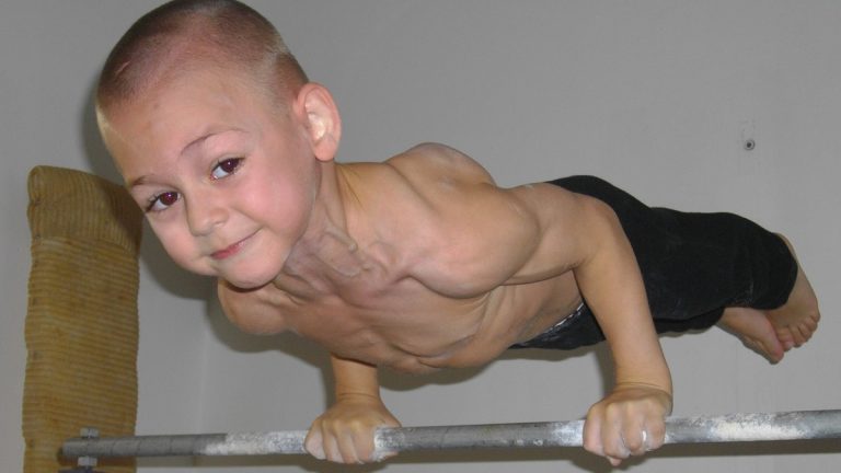 Îl mai ții minte pe “micul Hercule”? Transformare incredibilă la 18 ani. Sigur nu-l mai recunoști