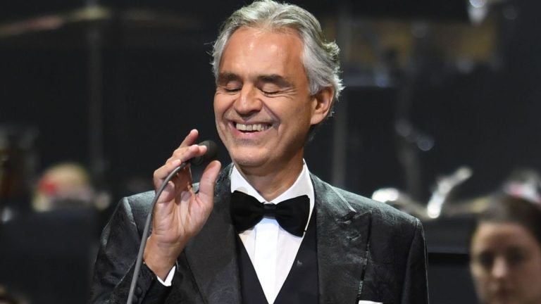 Tragicul accident care l-a lăsat orb pe Andrea Bocelli. Totul s-a întâmplat pe terenul de fotbal, pe când avea doar 12 ani