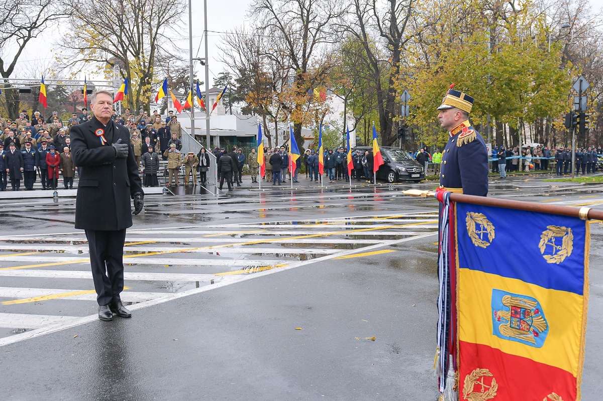 Cine este femeia care a stat lângă Klaus Iohannis la parada militară de Ziua Națională a României