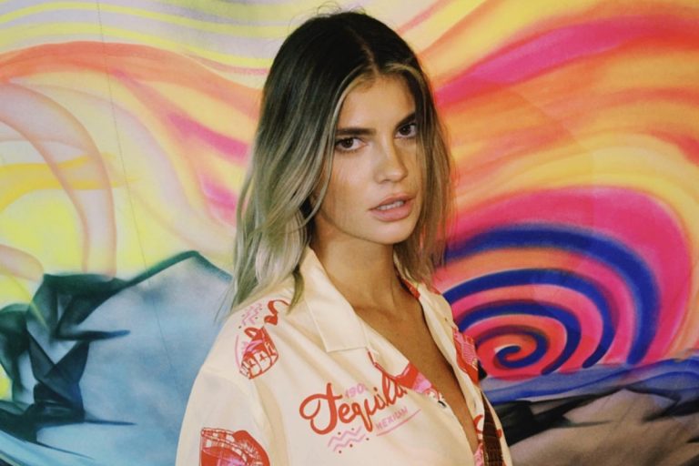 Trucurile la care apelează Laura Giurcanu pentru a arăta perfect la shootinguri: „Toți pantofii îi tăiam și îi pozam de la spate” VIDEO EXCLUSIV