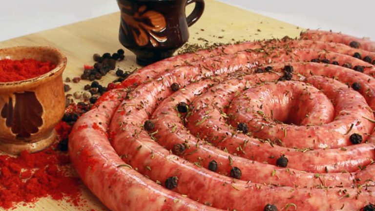 Câtă sare se pune la un kg de carne pentru cârnați. Multe persoane fac greșeala, e important să știi asta