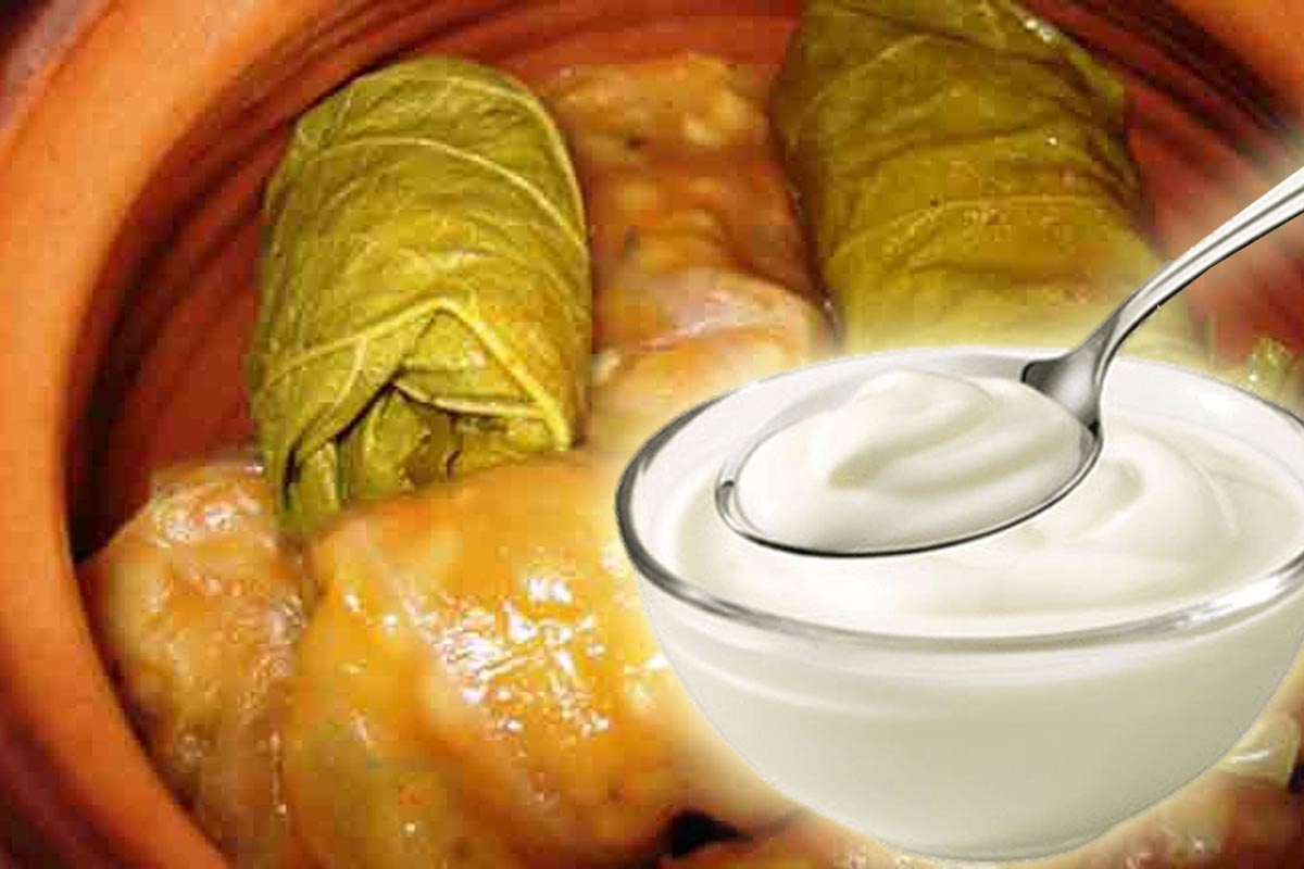 De ce să pui două linguri de smântână în apa în care fierbi sarmalele