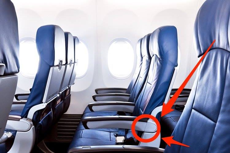 Butonul de la scaunele de avion care îți oferă mai mult spațiu