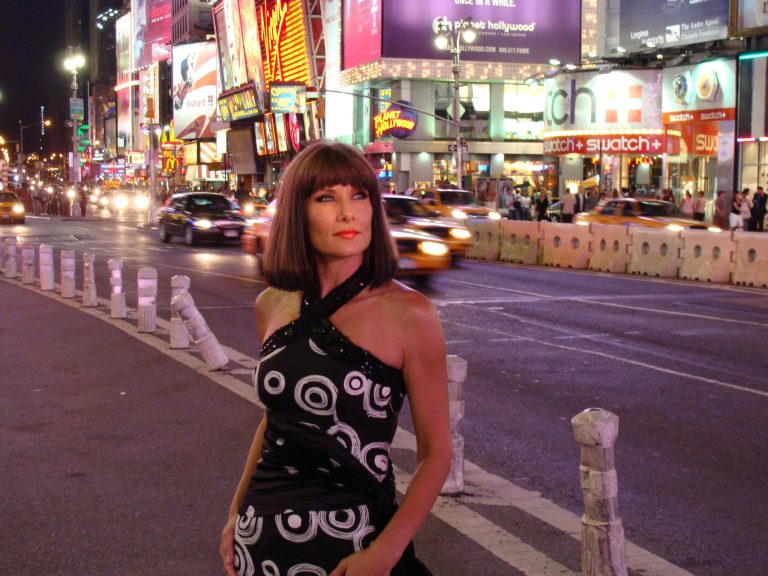 Ce sacrificii făcea Romanița Iovan la începutul carierei în modeling: „Ne duceam și ne schimbam în dubă. Cum a învățat să meargă pe podium VIDEO EXCLUSIV