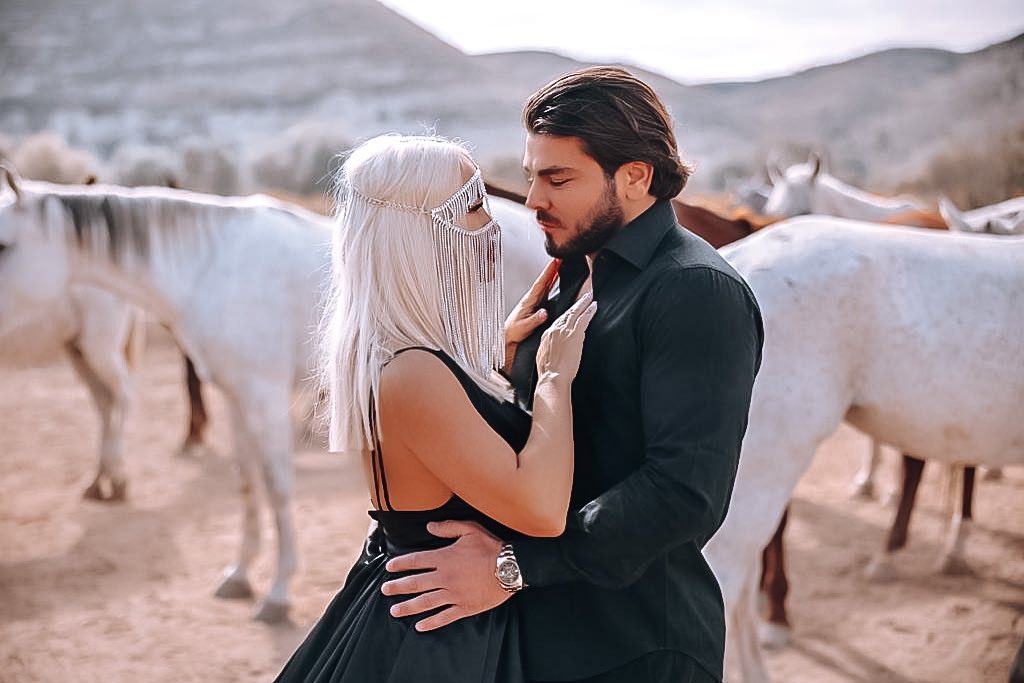 Anda Adam și Joseph trăiesc o dragoste cu năbădăi