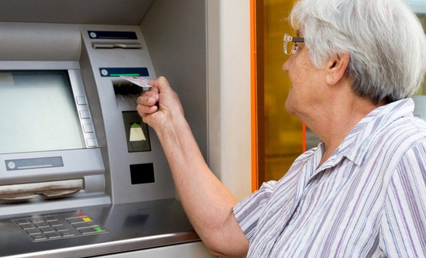 Când intră pensiile pe card în ianuarie 2023. Anunț important pentru pensionarii români