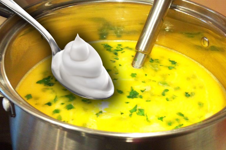 Când se adaugă smântâna în ciorbă ca să nu se brânzească. Este regulă de aur pentru bucătarii de top