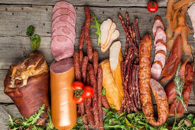 Ce conțin, de fapt, mezelurile care devin lipicioase. Nu le mai consuma sub nicio formă