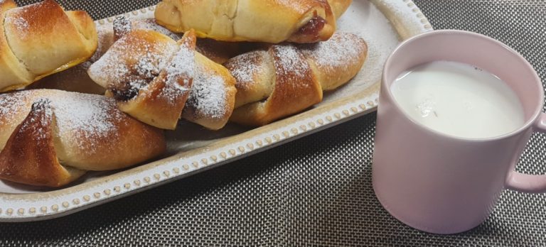 Cornuri pufoase cu gem de prune și nuci. Ce trebuie să adaugi pentru un gust deosebit. Așa ies delicioase