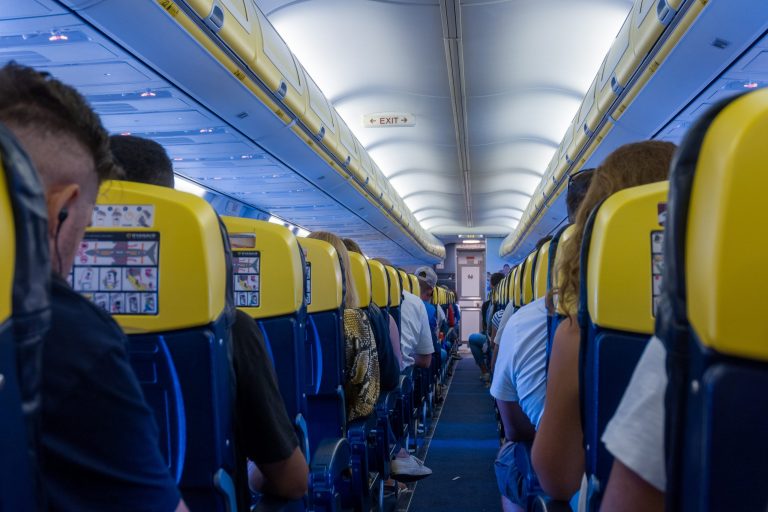 Butonul de la scaunele de avion care îți oferă mai mult spațiu. Trucul secret pe care îl știu doar însoțitorii de zbor