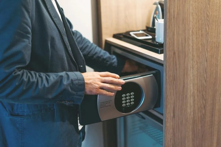 De ce trebuie să lăsăm un pantof în seiful camerei de hotel, de fapt. Trucul care te va ajuta să ai o vacanță fără surprize neplăcute