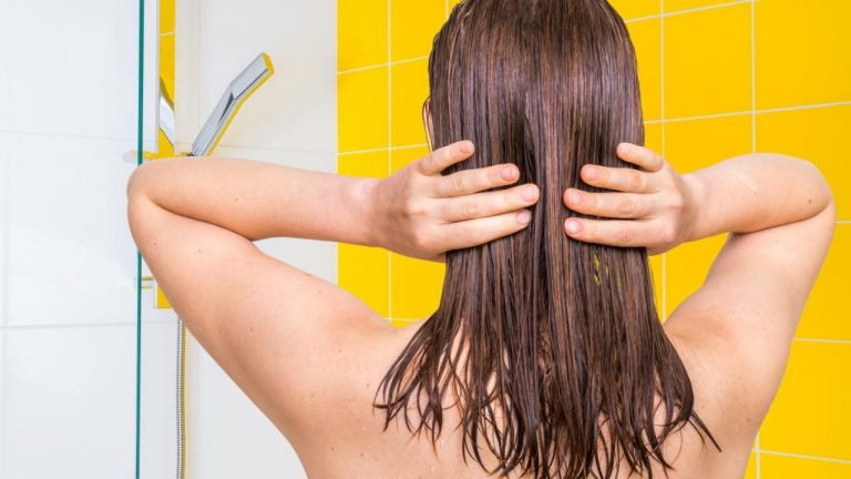 La ce ajută balsamul de păr. Cum se aplică, de fapt. Greșeala majoră de evitat