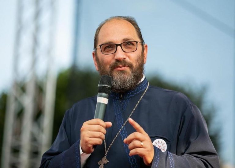 La ce biserică slujește părintele Constantin Necula. Ce studii are, de fapt