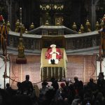 Moment istoric la Vatican. Primul papă care îngroapă un alt papă