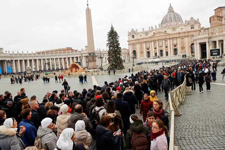 Moment istoric la Vatican. Primul papă care îngroapă un alt papă