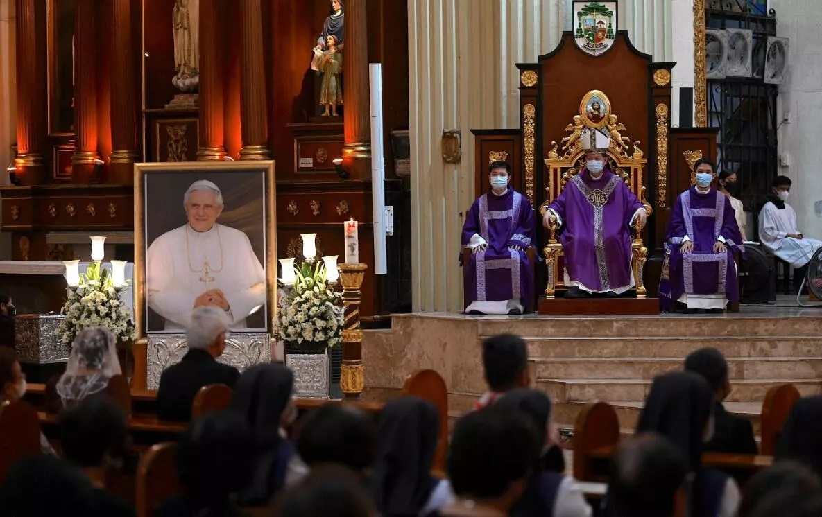 Moment istoric la Vatican. Primul papă care îngroapă un alt papă