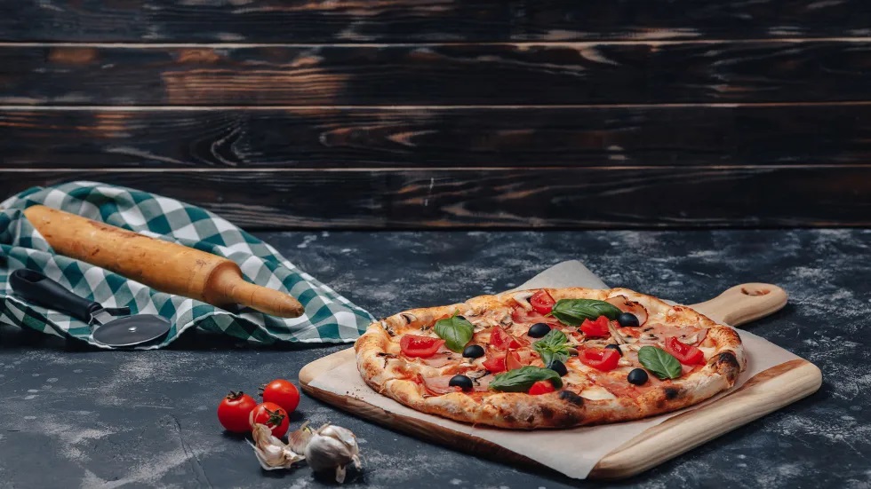 Un bucătar celebru a dezvăluit care sunt preparatele pe care să nu le comanzi niciodată într-o pizzerie.