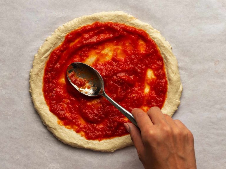 Secretul celui mai bun sos de pizza. Ingredientul magic pe care îl adaugă întotdeauna bucătarii italieni