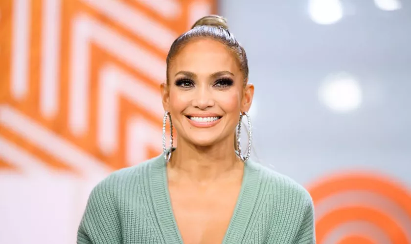Trucul care o ajută pe Jennifer Lopez să arate ca la 20 de ani în 5 minute