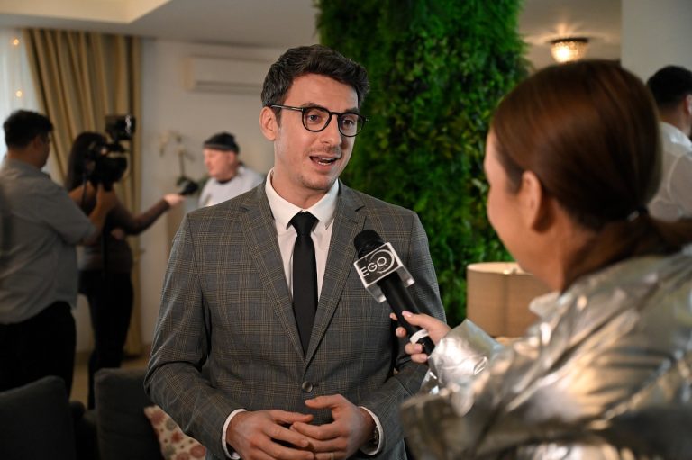 Alexandru Ion, despre rolul pe care îl are în serialul de la Antena 1: „În Lia-soția soțului meu sunt mai înspre papagal”. Cum se împarte între filmări și repetiții la teatru VIDEO EXCLUSIV