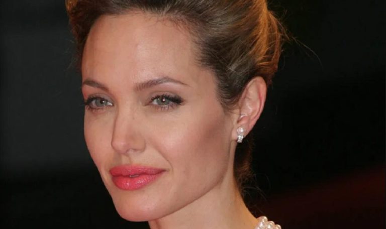 Produsul folosit de Angelina Jolie pentru ten. Dermatologul i-a dezvăluit secretul: „Acesta este și motivul pentru care fața ei arată așa bine”