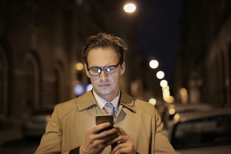 Iubitul meu nu pune poze cu mine. Postează imagini cu diverse persoane, iar când e vorba de mine caută pretexte