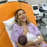 Emily Burghelea și bebelușul ei, la scurt timp după naștere