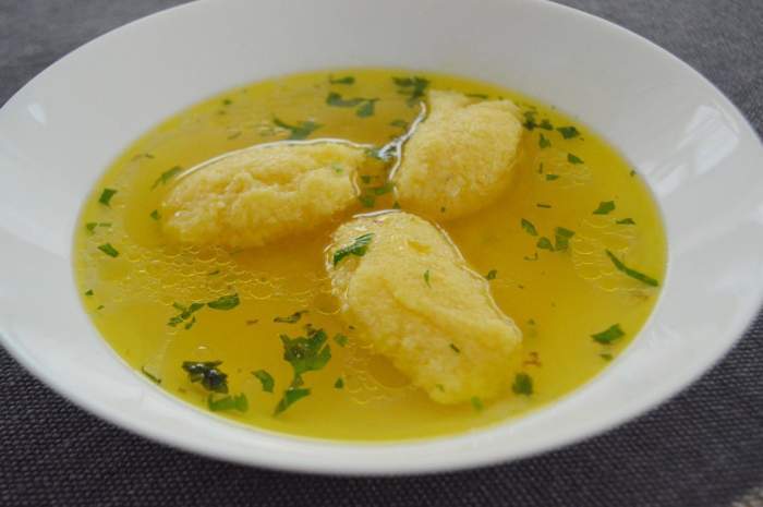 Când se adaugă găluștele în supă, de fapt. Toate gospodinele greșesc, de asta nu ies pufoase