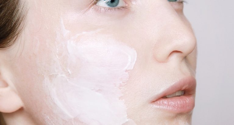 Masca de față care te întinerește cu 10 ani. Ai nevoie doar de 3 ingrediente banale. Ce e esențial să faci, după ce o aplici pe ten