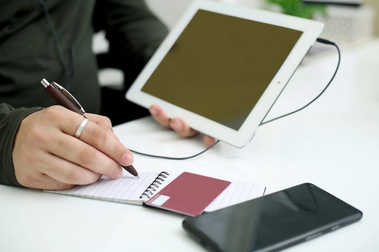 De ce avem tendința să mâzgălim când vorbim la telefon. Motivul surprinzător