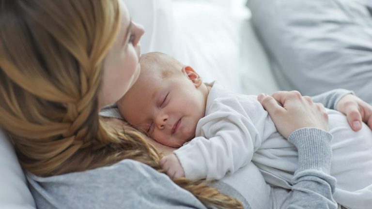 Cine sunt mamele care ar putea primi mai puțini bani. Ministerul Sănătății vrea să micșoreze indemnizația de maternitate