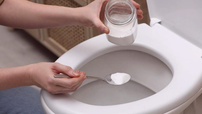 De ce ar trebui să arunci sare în toaletă cel puțin o dată pe lună. Efectul nebănuit