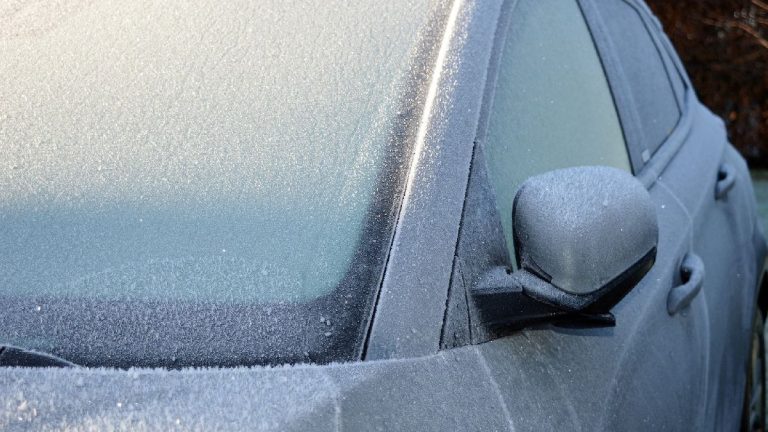 Trucul rapid prin care dezgheți parbrizul mașinii. Îți va fi de mare ajutor, orice șofer trebuie să știe